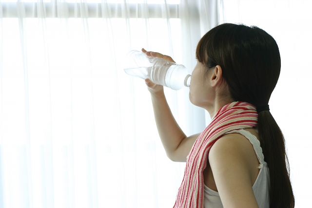 ドリンクを飲む女性の画像