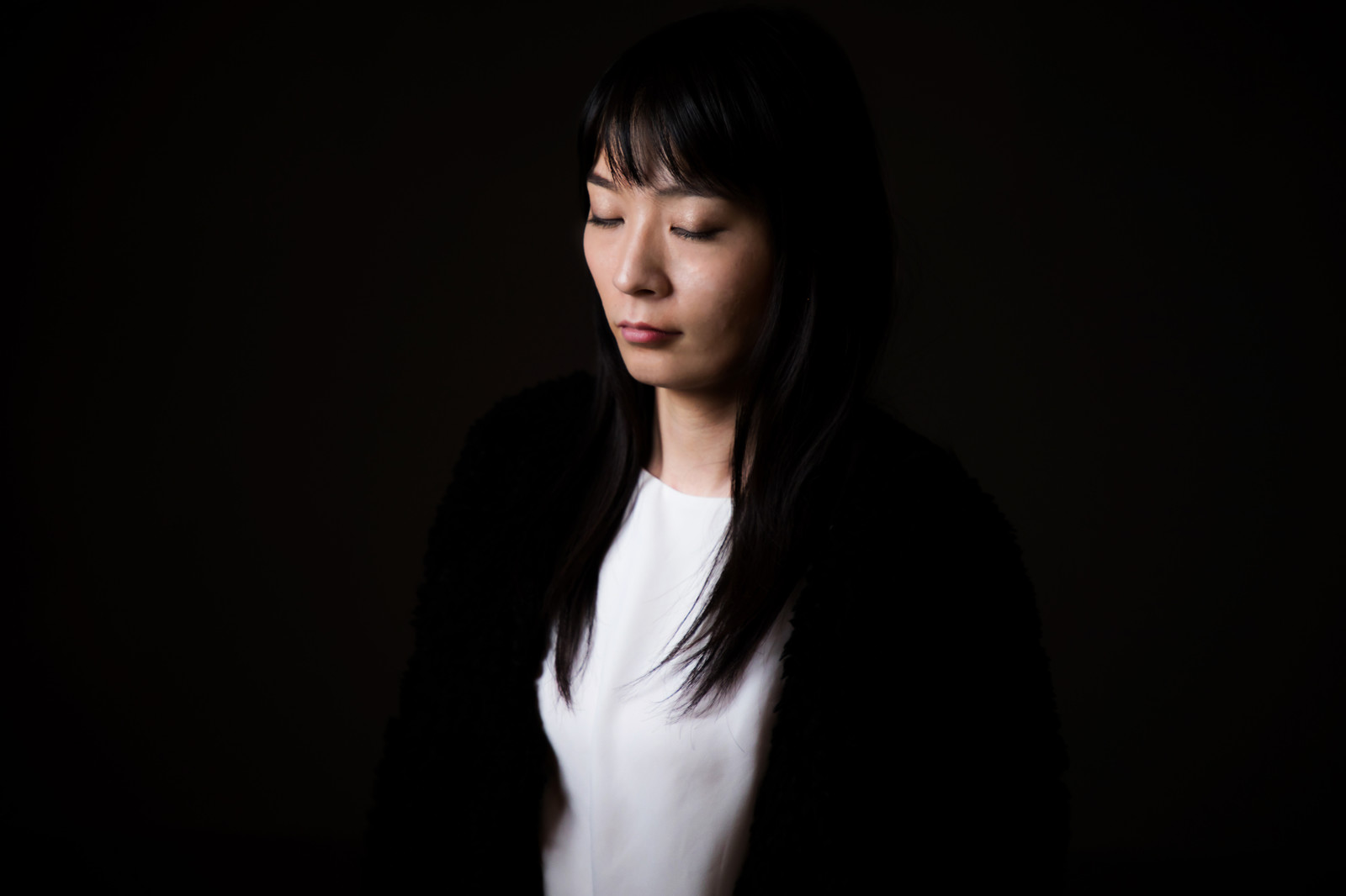 イメージングしている女性