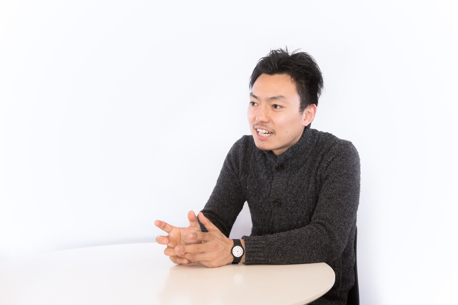 話を聴いてもらっている男性