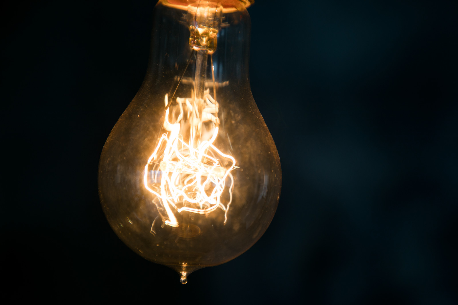 エネルギーが巡っている電球