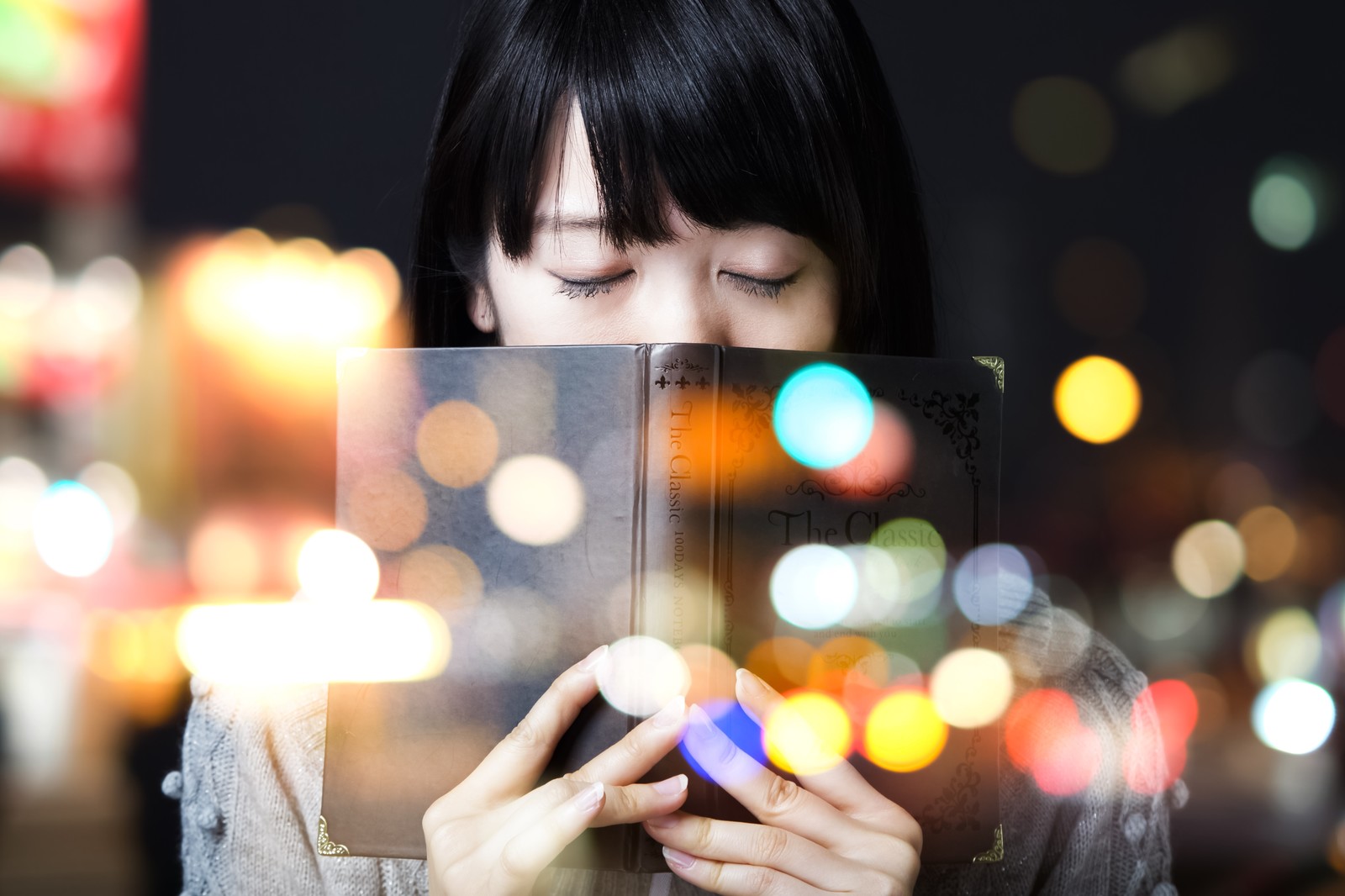 物語をイメージする女性