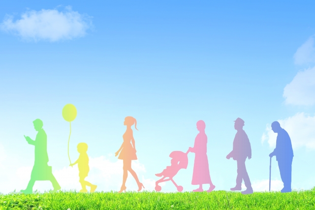歩く7人の人々の画像