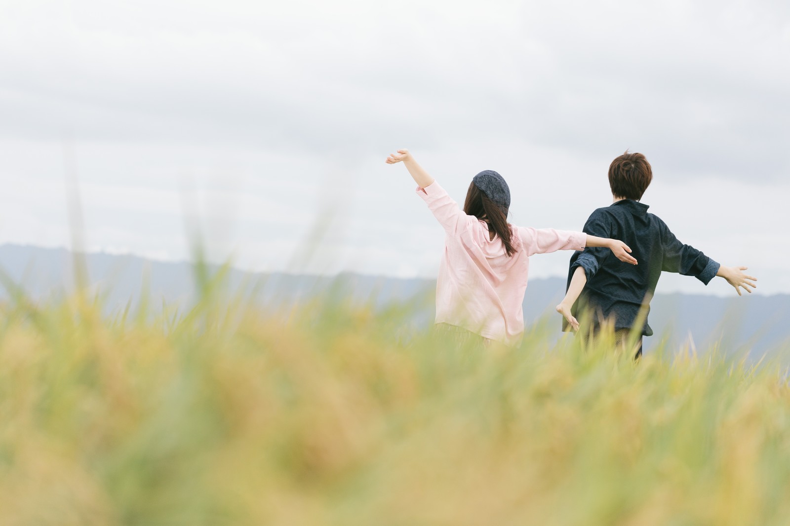 自然に囲まれた夫婦の画像
